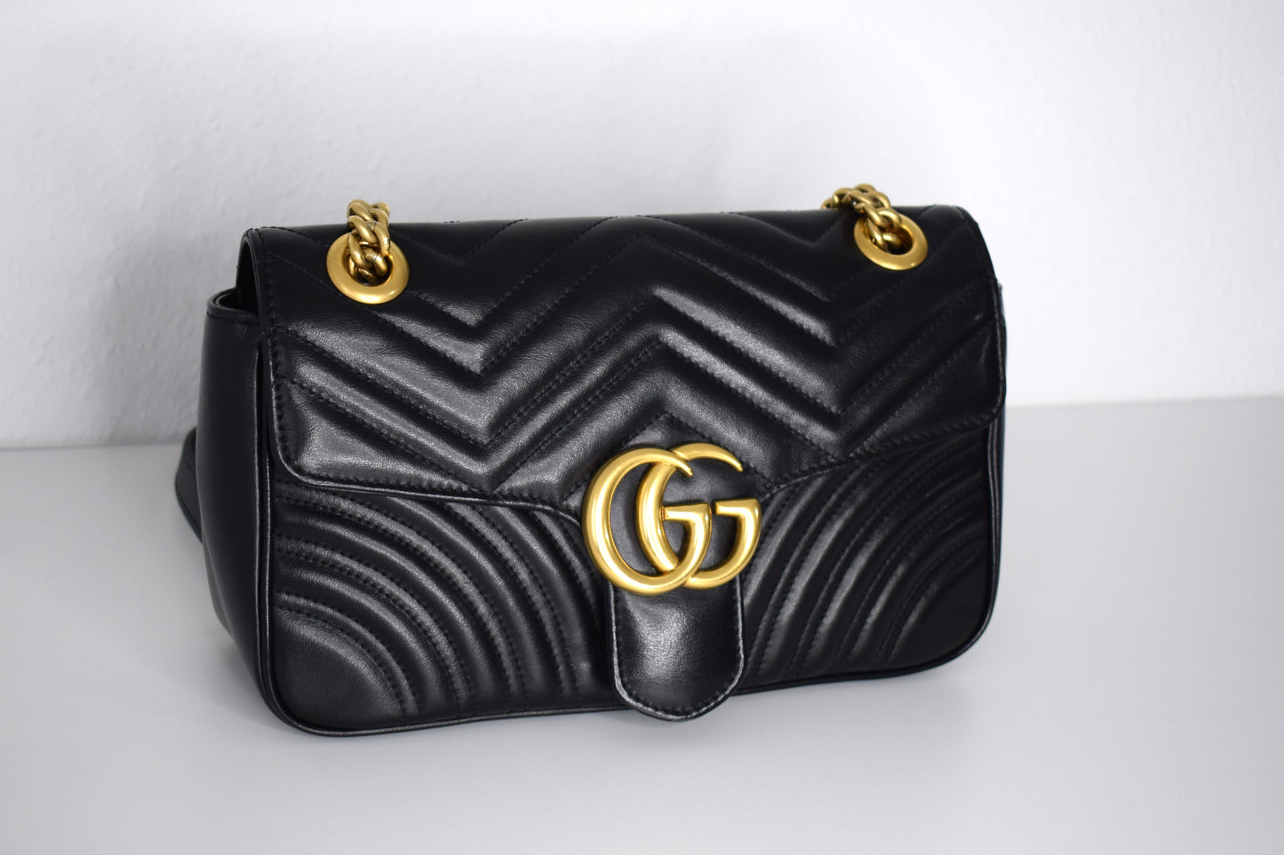 Gucci Marmont Flap Bag Matelassé Leder Schwarz Gold