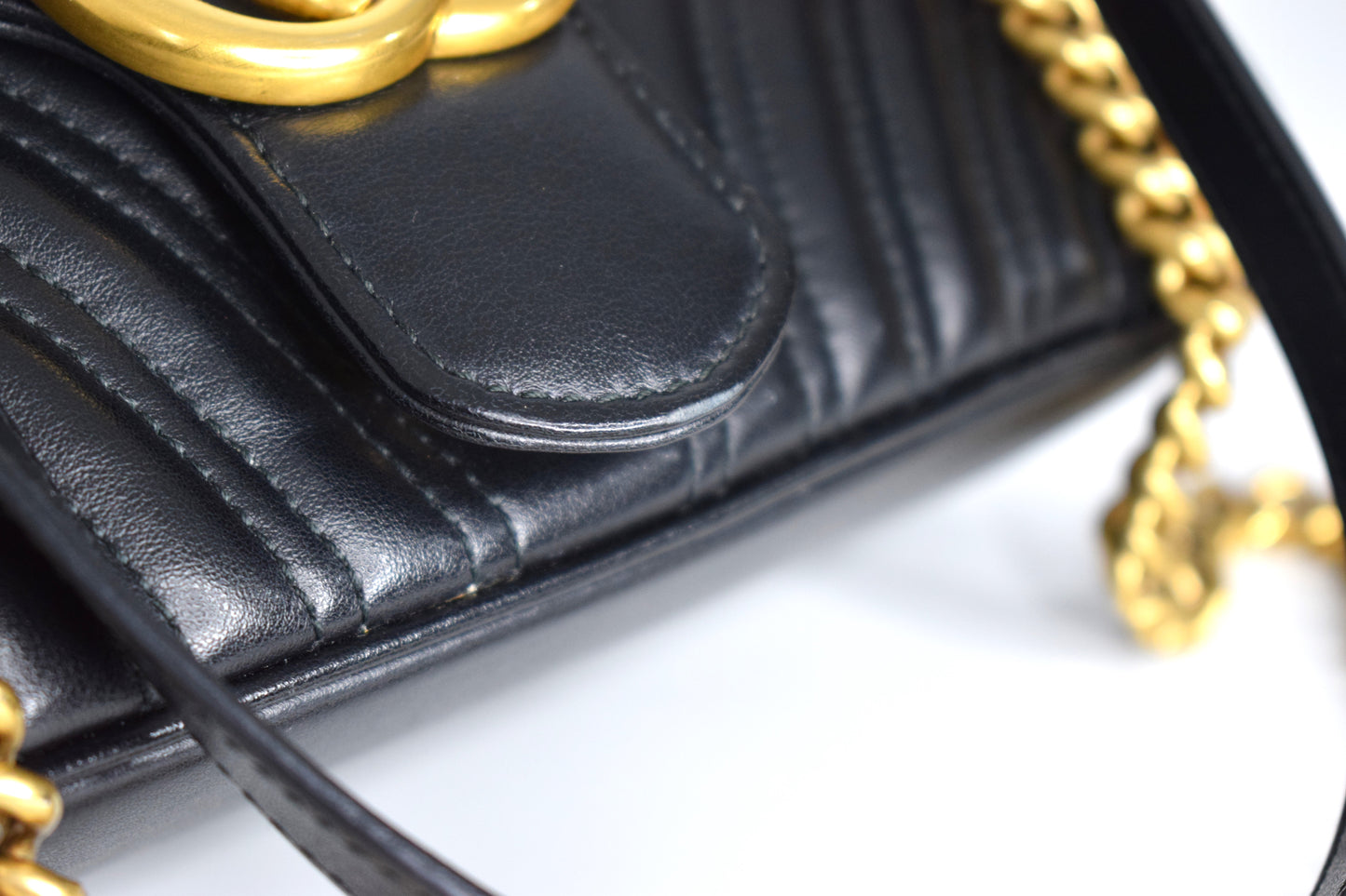 Gucci Marmont Flap Bag Matelassé Leder Schwarz Gold