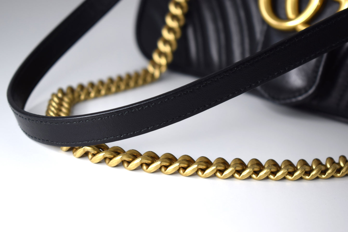 Gucci Marmont Flap Bag Matelassé Leder Schwarz Gold