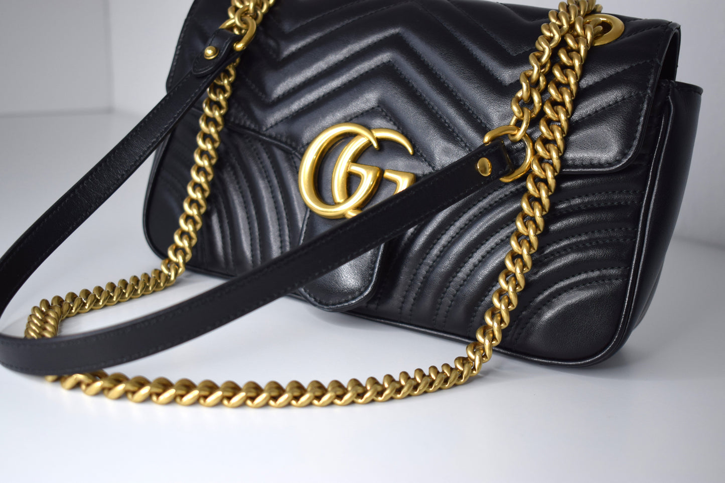 Gucci Marmont Flap Bag Matelassé Leder Schwarz Gold