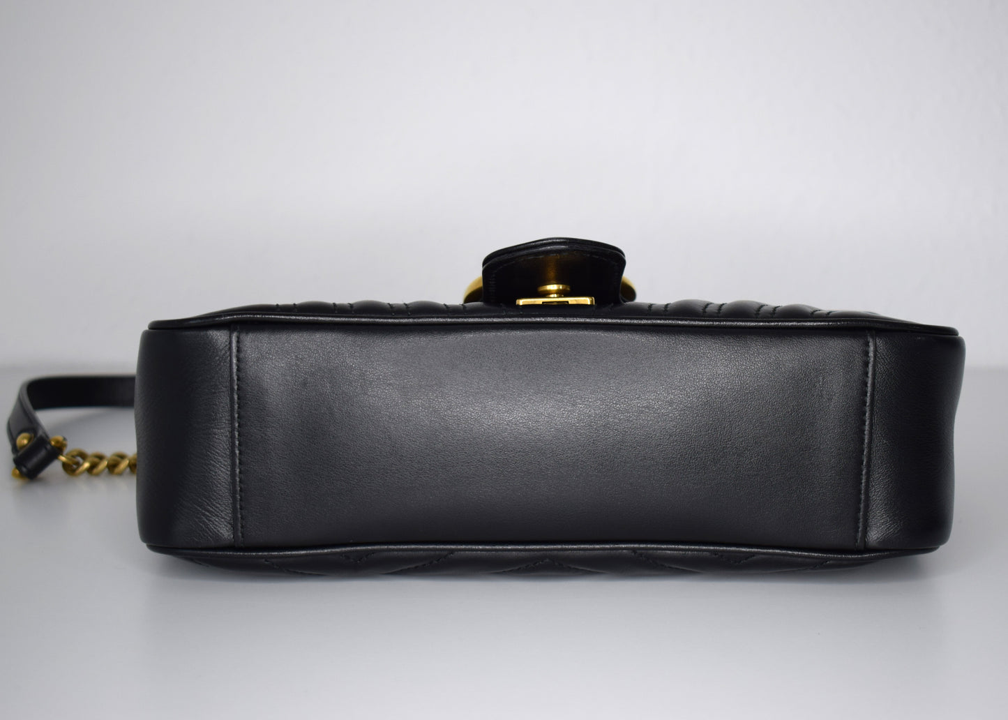 Gucci Marmont Flap Bag Matelassé Leder Schwarz Gold