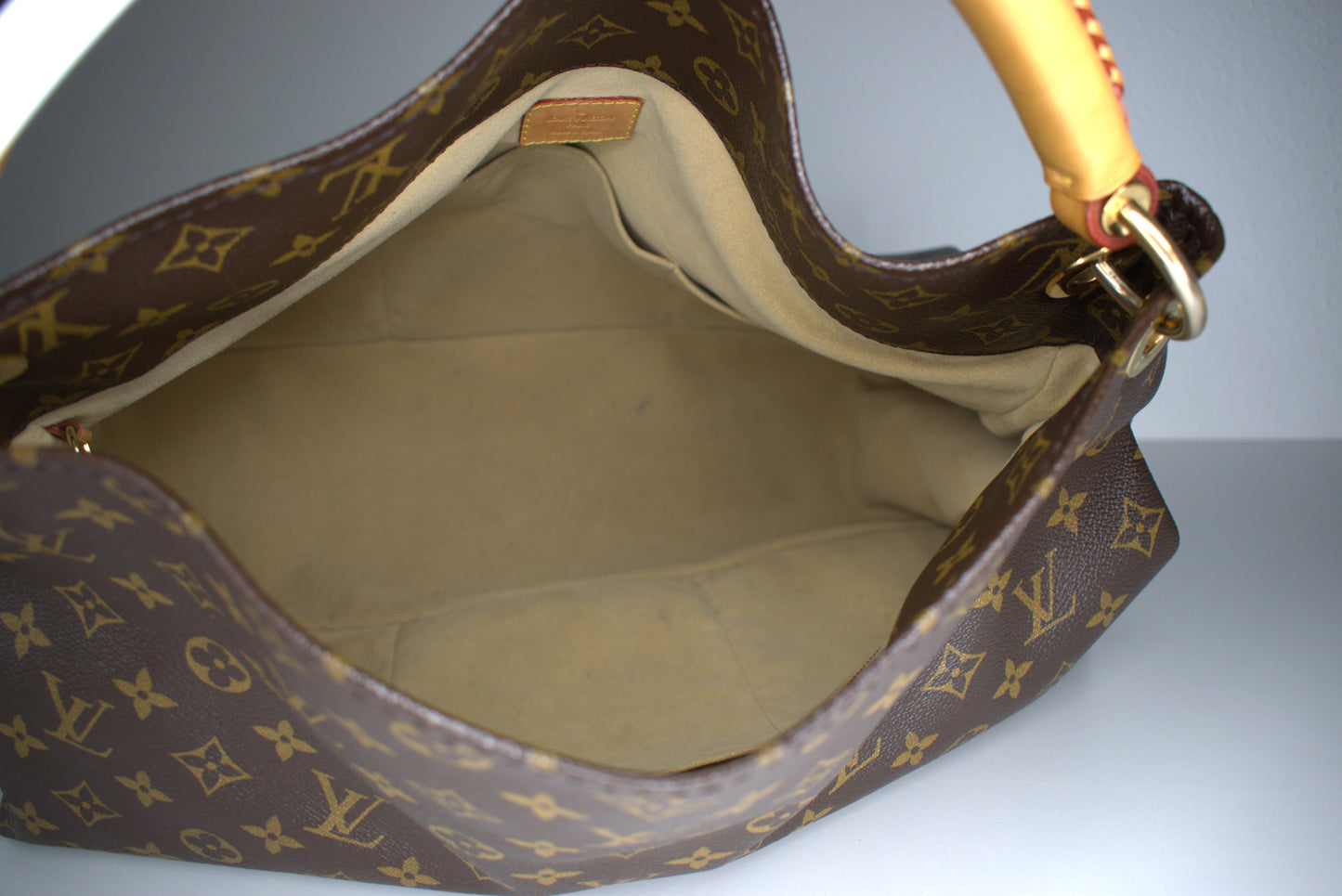 Louis Vuitton Artsy MM Monogram Canvas