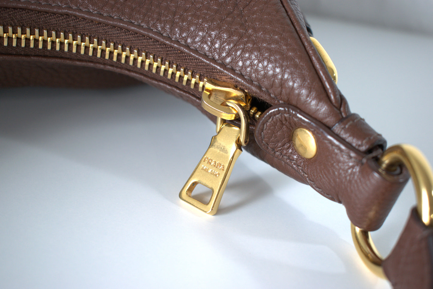 Prada Vitello Daino Hobo Bag Schultertasche Braun Leder Gold