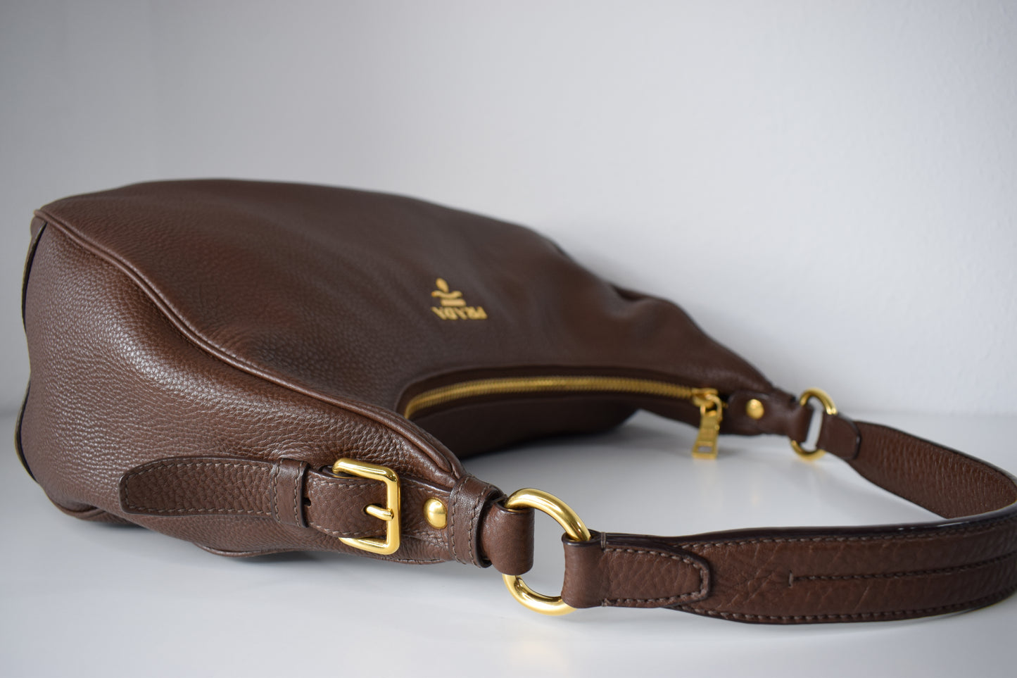 Prada Vitello Daino Hobo Bag Schultertasche Braun Leder Gold