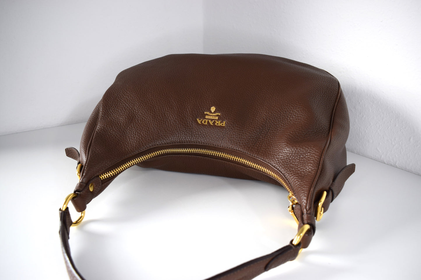 Prada Vitello Daino Hobo Bag Schultertasche Braun Leder Gold