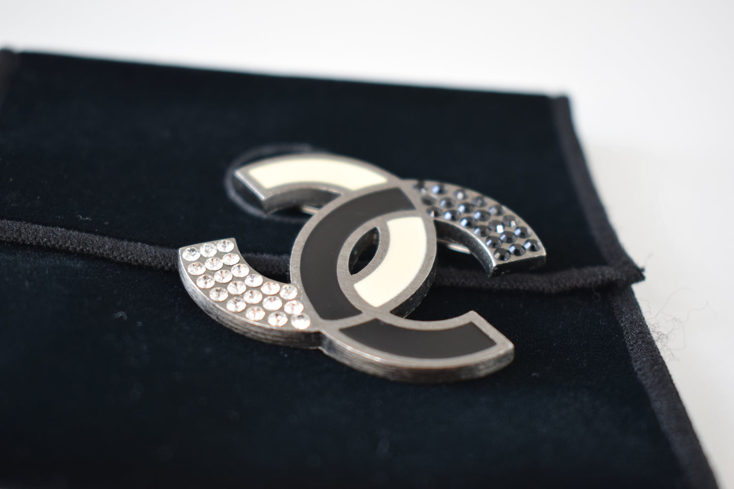 Chanel Brosche CC Schwarz Weiß Silber