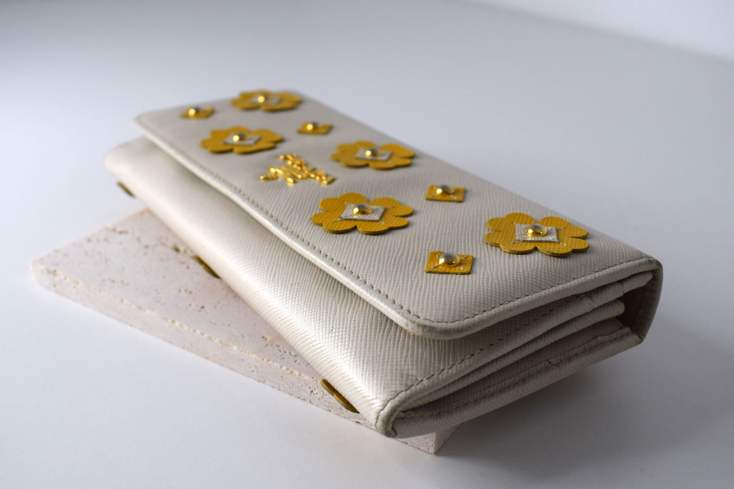 Prada Geldbörse Saffiano-Leder Beige mit gelben Blüten