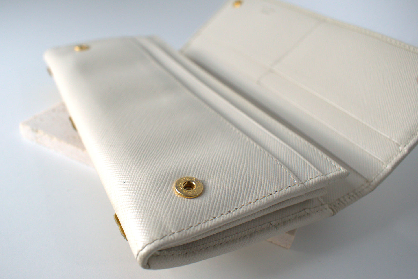 Prada Geldbörse Saffiano-Leder Beige mit gelben Blüten