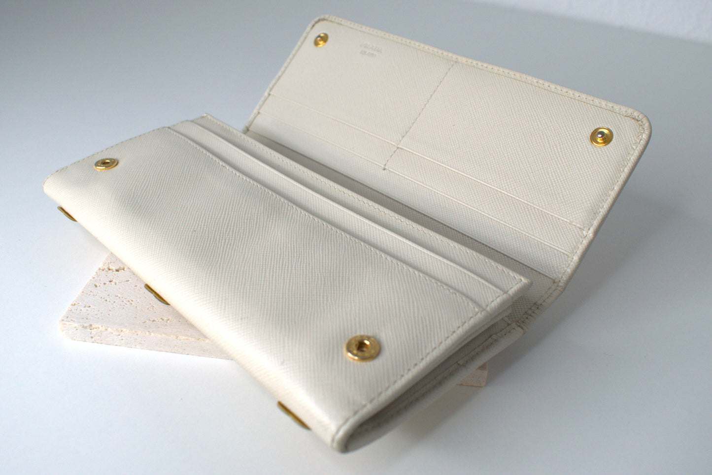 Prada Geldbörse Saffiano-Leder Beige mit gelben Blüten