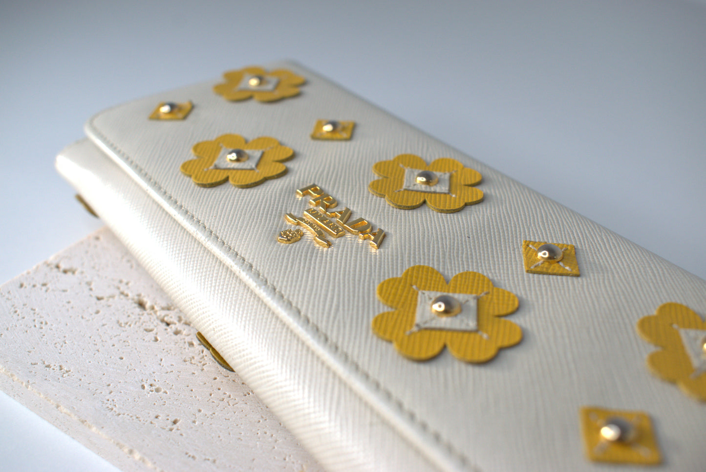 Prada Geldbörse Saffiano-Leder Beige mit gelben Blüten