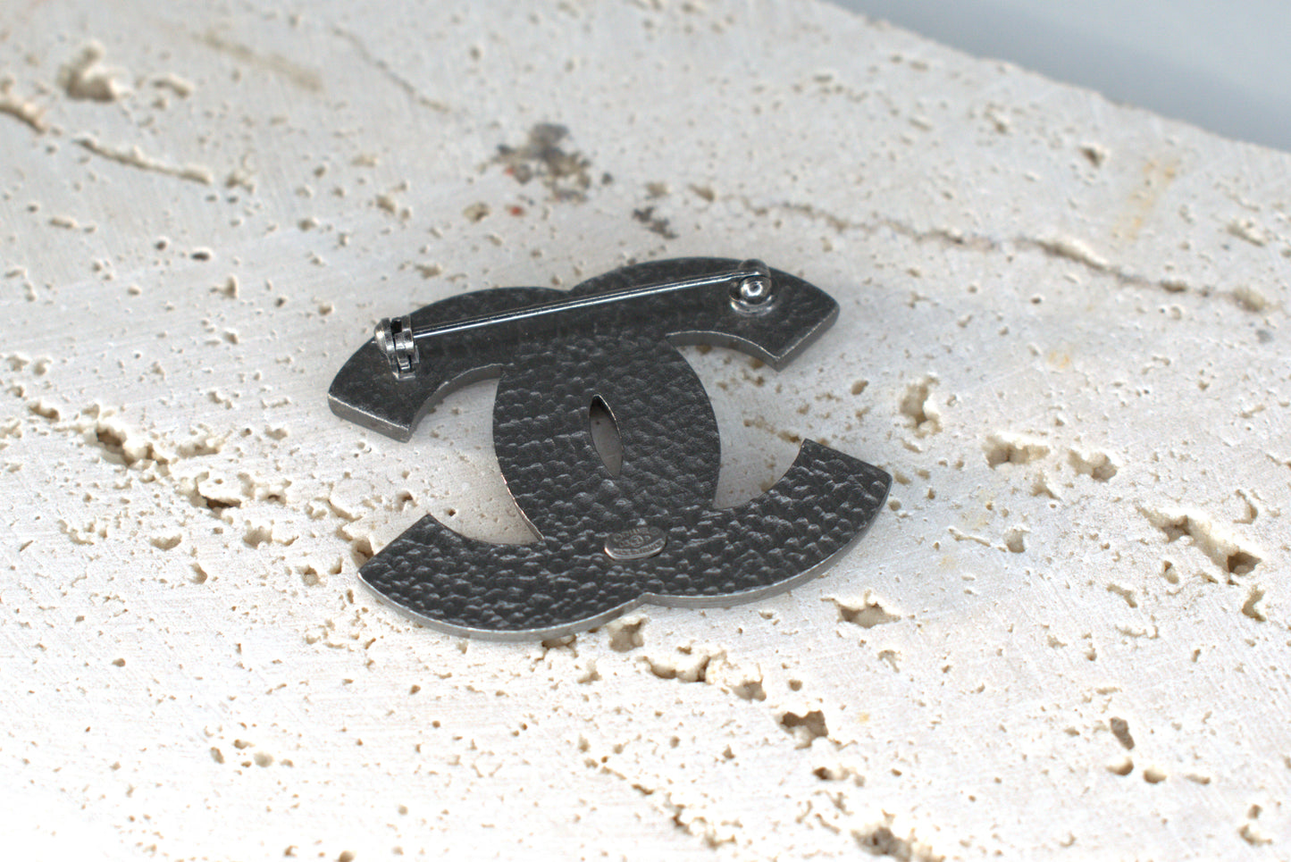 Chanel Brosche CC Schwarz Weiß Silber