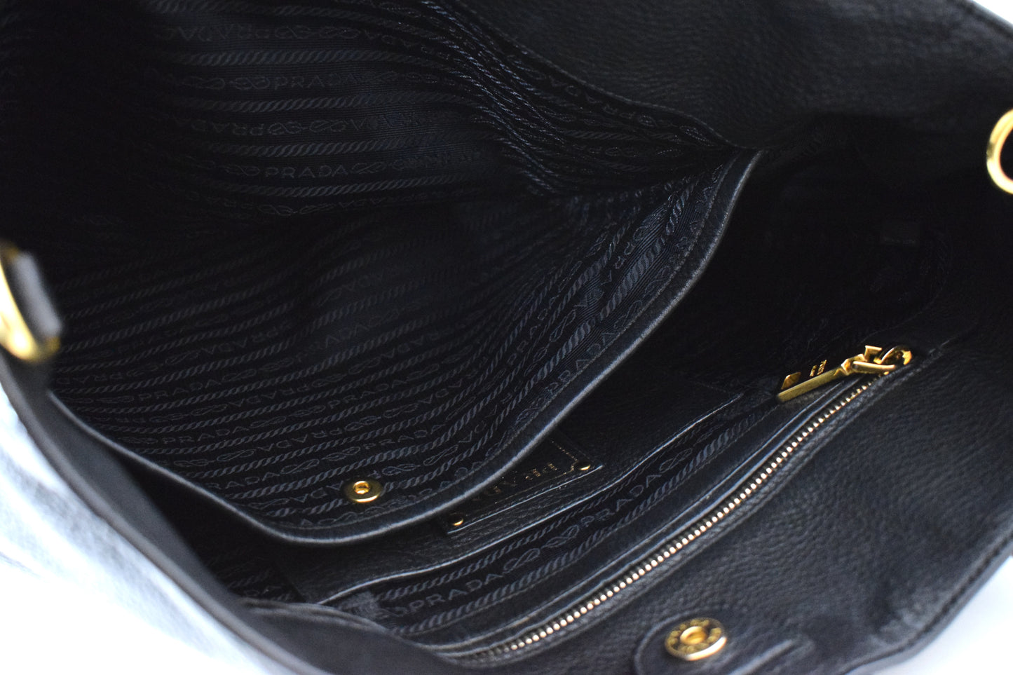 Prada Schultertasche Schwarz Leder Gold