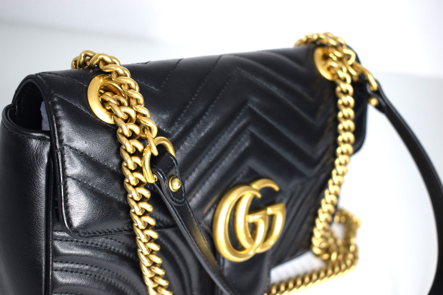 Gucci Marmont Flap Bag Matelassé Leder Schwarz Gold