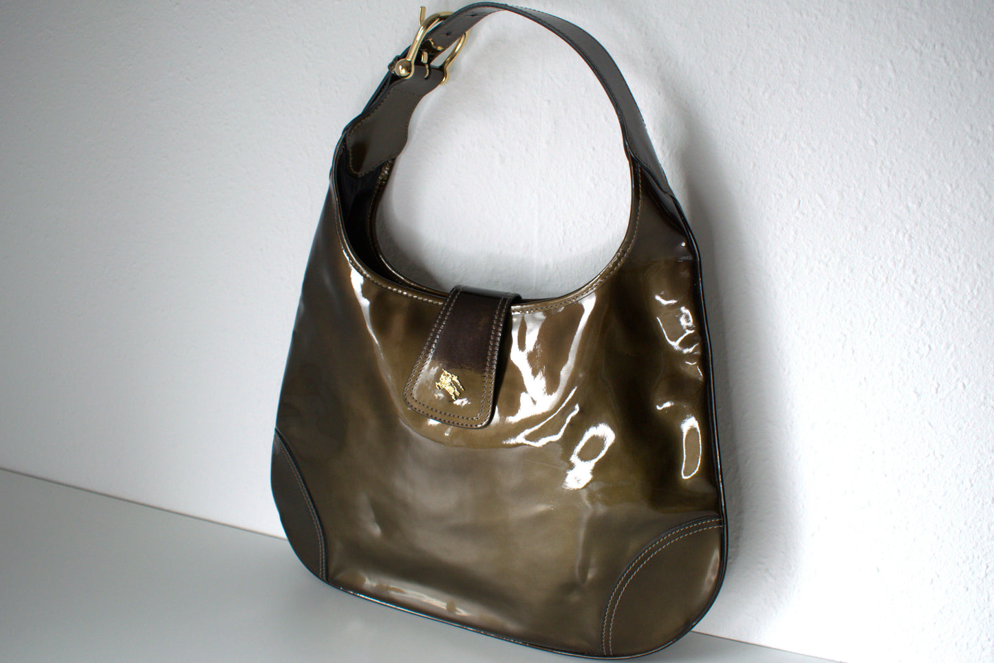 Burberry Lackleder Hobo Bag Khaki Gold