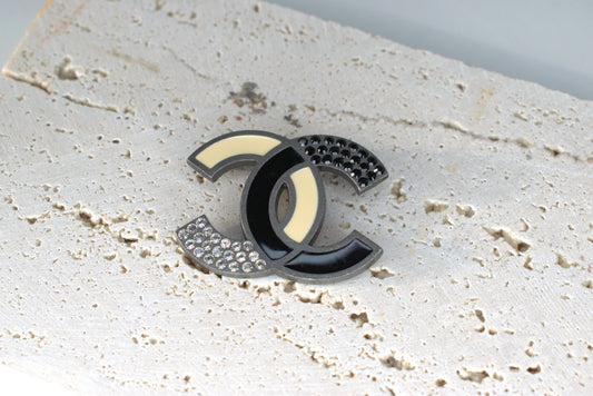 Chanel Brosche CC Schwarz Weiß Silber
